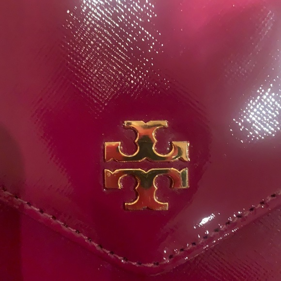 TORY BURCH PATENT CLUTCH! - Picture 6 of 12